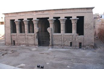le temple de Khnoum 10 mtres en contrebas